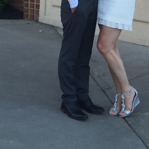 Badgley Mischka Silver Wedges 7.5 - Picture 7 of 7